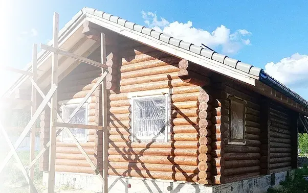 Дом из бревна в процессе отделки